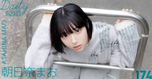 ジュニアアイドル　よつんばい|自然光の中のジュニアアイドルの制服姿 | TikTok