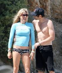 Tea leoni enjoying on beach and showing sexy body and nice ass jpg x Tea leoni sexy