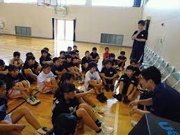 小学生女児 パンチラ|子供 しゃがむ 女の子 真夏の写真素材 - PIXTA