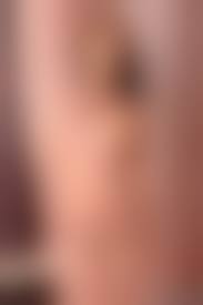 голая прикрывается|Голая красавица прикрывается лопухом - фото