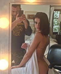 Selena gomez braless sideboob boyfriend benny blanco jpg x Selena gomez sex tape