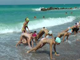 Гимнастика море|гимнастика на пляже девушка совершенствует свой шпагат на закате у моря в  серии фотографий Фото Фон И картинка для бесплатной загрузки - Pngtree