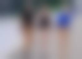  на людях безтрусиков|Девки без трусов поднимают платья на улице - Голышом