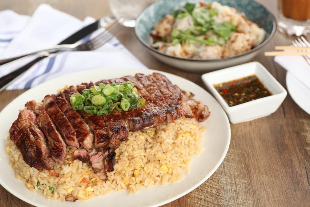 Lee’s Kitchen + Cocktails by null