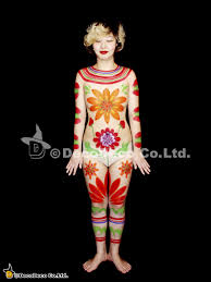 ヌードペインティング　女性|新年の下着の形でセクシーなアジアの女の子のクリスマスのボディペインティング。の写真素材・画像素材 Image 116177305