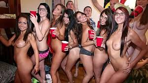 Sexo grupal interracial amador com duas safadas se pegando e fodendo com os amigos ate eles gozarem jpg x Sexo grupal