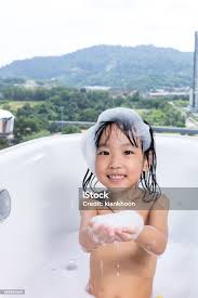 中国 女子小学生 お風呂|アジアの中国の女の子が水、泡で遊んで自宅の浴槽での写真素材・画像素材 Image 78922975