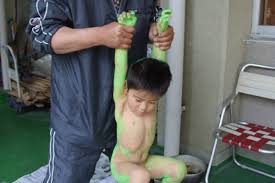 子供　人拓|園のひとこまフォトギャラリー/魚拓ならぬ人拓作成中/うみの風こども園/兵庫県明石市