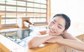 中国 女子小学生 お風呂|露天風呂の日」を前に、中学生が湯原温泉「砂湯」の大掃除を体験 岡山・真庭市 - YouTube