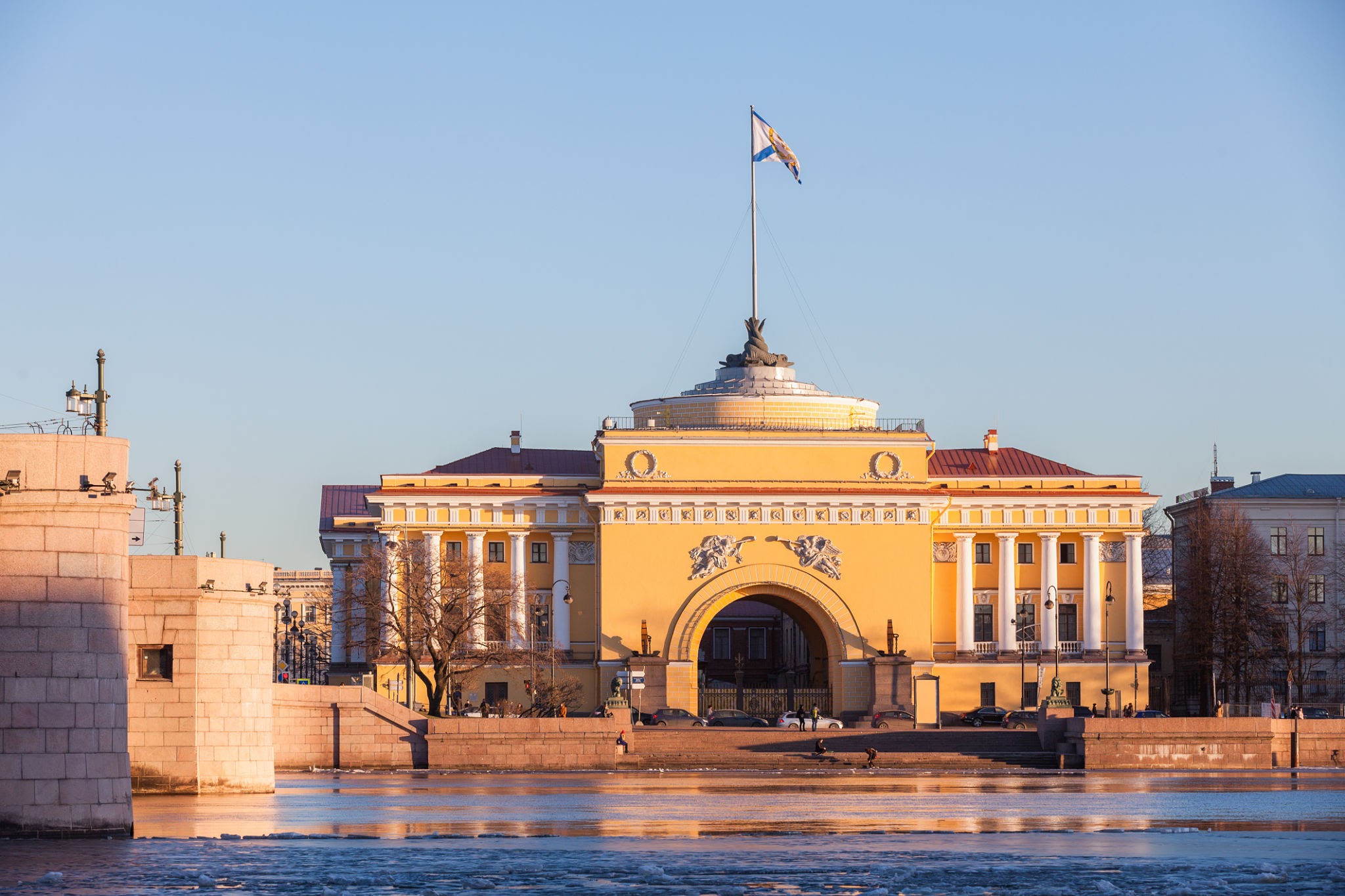 Admiralty notice. Адмиралтейство в Санкт-Петербурге. Адмиралтейство в Санкт-Петербурге с Невы. У Адмиралтейства набережная в Санкт-Петербурге. Адмиралтейская набережная Санкт-Петербург с Невы.