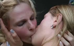 My boyfriend dared me to kiss his best friend he wants to have a threesome jpg x Bff kissing