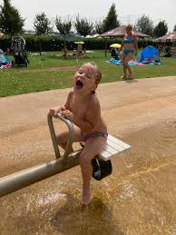 rajce  [[[[deti idnes rajce bath 556rajce [[[[deti idnes rajce bath 30|Child Girl Bathe Summer Bathtub Garden Visiting Village Grandparents —  Stock video © ArtemGromov #636894114