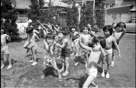 幼稚園児　はだか|物干台に座る裸の赤ん坊 | 昭和館デジタルアーカイブ