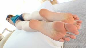 Hot milf foot show wrinkled soles long toes foot fetish jpg x Long toes