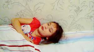 Спящая сестра голая|Голая женщина спит в постели — Стоковое фото © GrashAlex #267088492