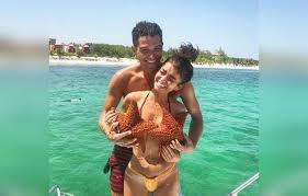 Ariel winter sarah hyland gac jpg x Sarah hyland