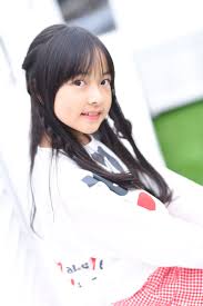 ジュニアアイドル　　コラ|Amazon.co.jp: ジュニアアイドル写真集 「世界のいもうとpart1」初版帯つき 2008年発売 : おもちゃ