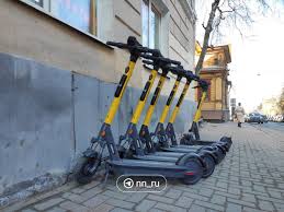 голая семиклассница|На севере Петербурга на крышу иномарки упала голая школьница...