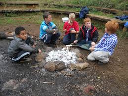 boys indian camp|木と小さな男の子のあるインディアンキャンプのティピーのロゴ ベクターイラスト画像とPNGフリー素材透過の無料ダウンロード - Pngtree