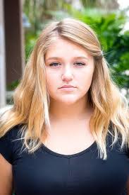 chubby blonde|笑顔若いぽっちゃりブロンドの女性の肖像画。の写真素材・画像素材 Image 53586741