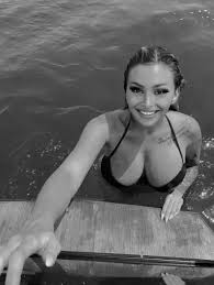 Ragazza vittima di bullismo spende jpg x Celine centino squirt