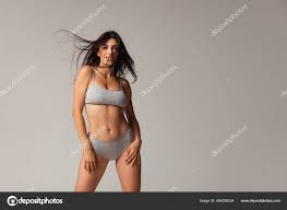 塾女白下着画像|熟女の下着姿で立っています。の写真素材・画像素材 Image 57904124