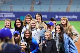 奥様　写真|溶け込めててよかった」真美子夫人がドジャース奥様会でモノトーン近影公開！寄せられていた“待望”の声 | 女性自身