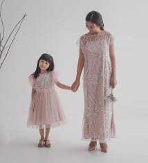 nude mom child|Portrait of nude mid adult mother and baby daughter in  garden[11015247064]の写真・イラスト素材｜アマナイメージズ