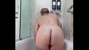 Coroa foi tomar banho e levou seu consolo gostoso jpg x Coroa tomando banho