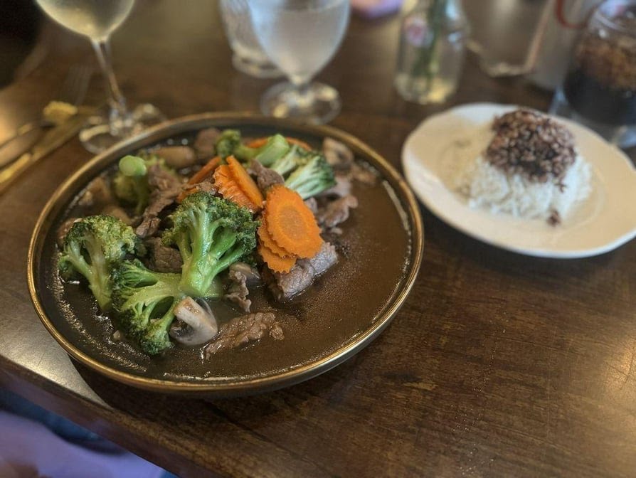 Le Ros Thai Asian Cuisine & Bar by null