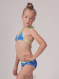 девочки в плавках