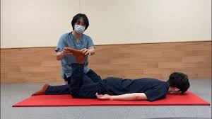 女子高生うつ伏せのお尻画像|イラストレーターが考えた女子高生ポーズ集 | ホビージャパンの技法書