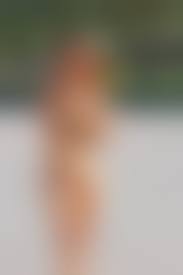 голая прикрывается|Голая развратница скромно прикрывается прозрачной занавеской - фото