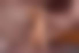 голая прикрывается|Девушка прикрывается полотенцем в бане - фото