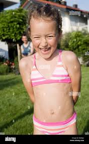 little girl bikini|Freepik