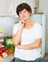 熟女主婦家庭内画像|笑顔の熟女とアダルト娘の自宅で一緒にクリーニングの写真素材・画像素材 Image 47218705