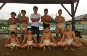  全裸 子供|物干台に座る裸の赤ん坊 | 昭和館デジタルアーカイブ