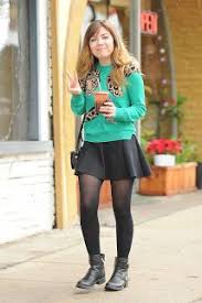 jennette mccurdy pantyhose|ジェンナム, ジェネット・マッカーディ, 座っている, クロスした脚, 電車の中, 視聴者を見る, 笑顔 - SeaArt AI