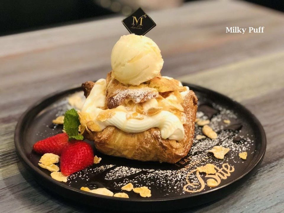 LaLuna Tea & Dessert Bar by null