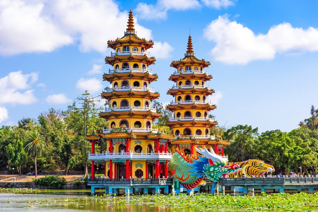 Dragon and Tiger Pagodas image