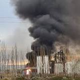 VIDEO: Un incendio descontrolado afecta una refinería de Plaza Huincul, hay tres desaparecidos