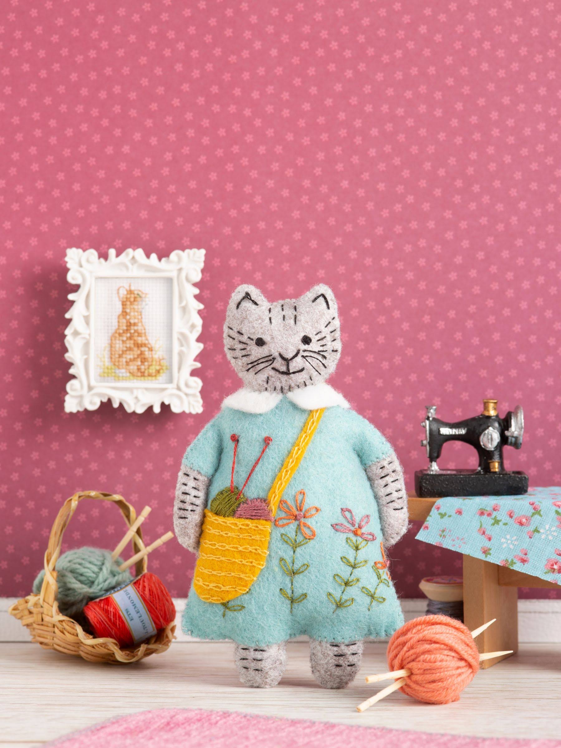 Corinne Lapierre Felt Craft Kit - Mrs Cat Loves Knitting