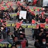 South Korea Truckers Strike Again With Auto, Battery Supply Chains at Risk