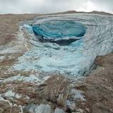 Alpine glacier chunk detaches, killing at least 6 hikers