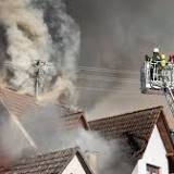 Flammen-Inferno: Sechs Wohnhäuser stehen in Flammen 