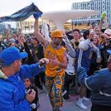Warriors parade 2022: Celebration day arrives for NBA kings, and thousands head to Market Street in SF