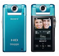 Castiga o camera video Sony Bloggie, un hanorac, mini-mingi Ben 10 si boxe de calatorie