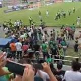 Caos en Colombia: hinchas de Deportivo Cali invaden la cancha y agreden a Mayer Candelo
